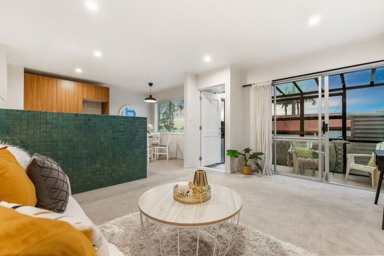 Photo of property in 2/7 Ian Place, Glendene, Auckland, 0602