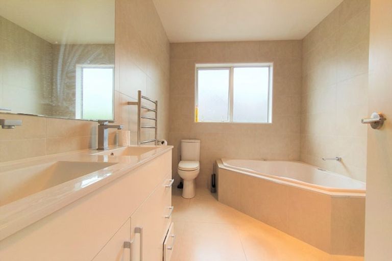 Photo of property in 27 Mulroy Place, Pinehill, Auckland, 0632