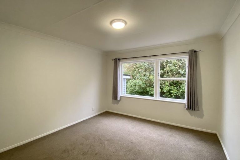 Photo of property in 22 Alder Place, Newlands, Wellington, 6037