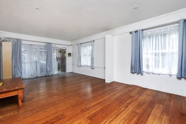 Photo of property in 2/21a Ludlow Terrace, Totara Vale, Auckland, 0627