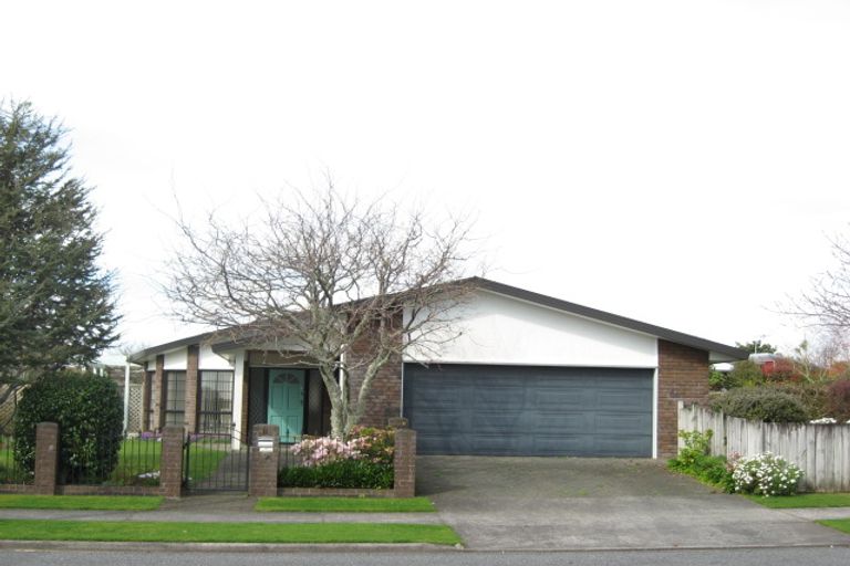 Photo of property in 11 Kinross Drive, Merrilands, New Plymouth, 4312