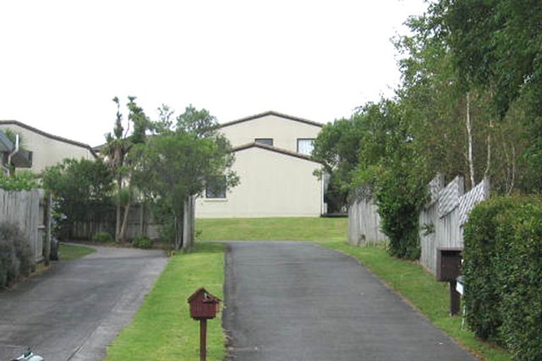 Photo of property in 2/13 Stoneleigh Court, Sunnynook, Auckland, 0632