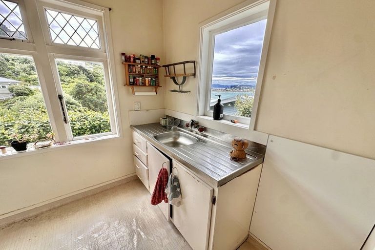 Photo of property in 9 Hungerford Road, Lyall Bay, Wellington, 6022
