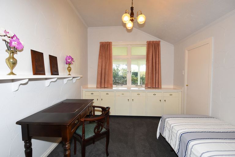 Photo of property in 16 Weld Street, Martinborough, 5711