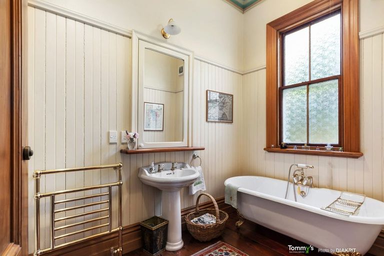 Photo of property in 25 Fairview Crescent, Kelburn, Wellington, 6012