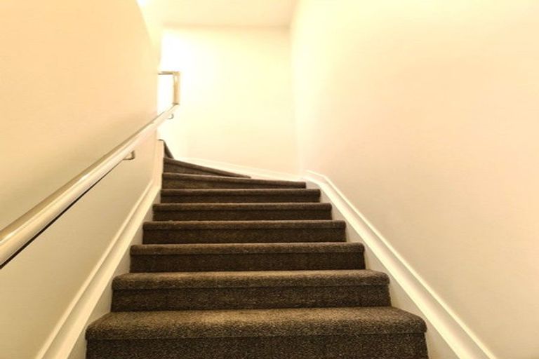 Photo of property in 2/28 Ludlow Terrace, Totara Vale, Auckland, 0627