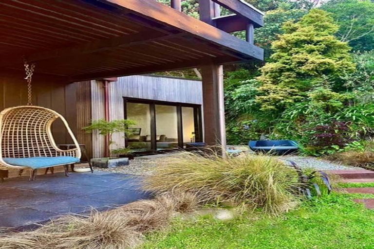 Photo of property in 11 Richmond Road, Mahina Bay, Lower Hutt, 5013