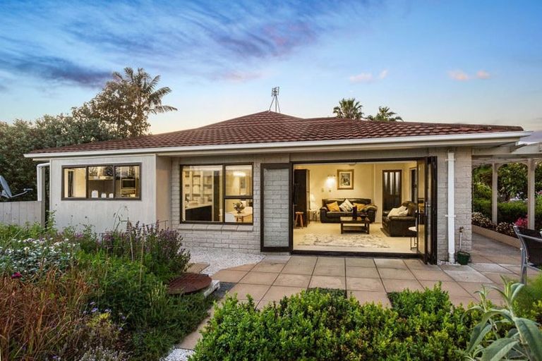 Photo of property in 2 Edgewater Grove, Orewa, 0931