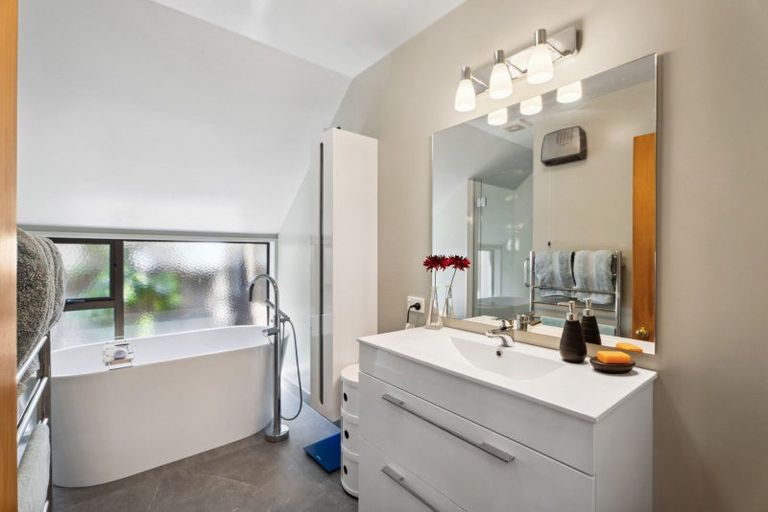 Photo of property in 7 Wynyard Crescent, Fernhill, Queenstown, 9300