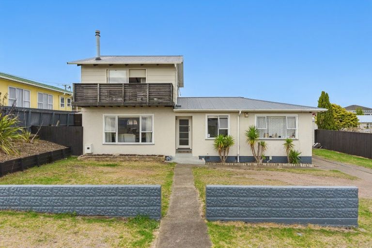 Photo of property in 28 Miro Street, Castlecliff, Whanganui, 4501