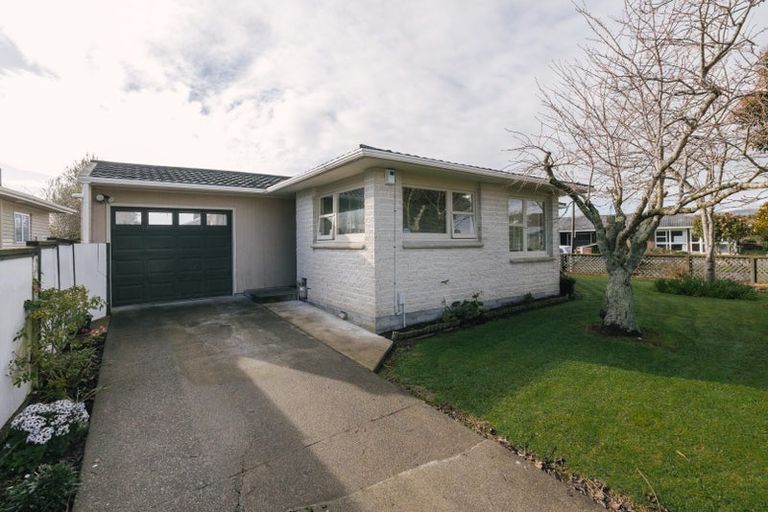 Photo of property in 69 Wikiriwhi Crescent, Awapuni, Palmerston North, 4412