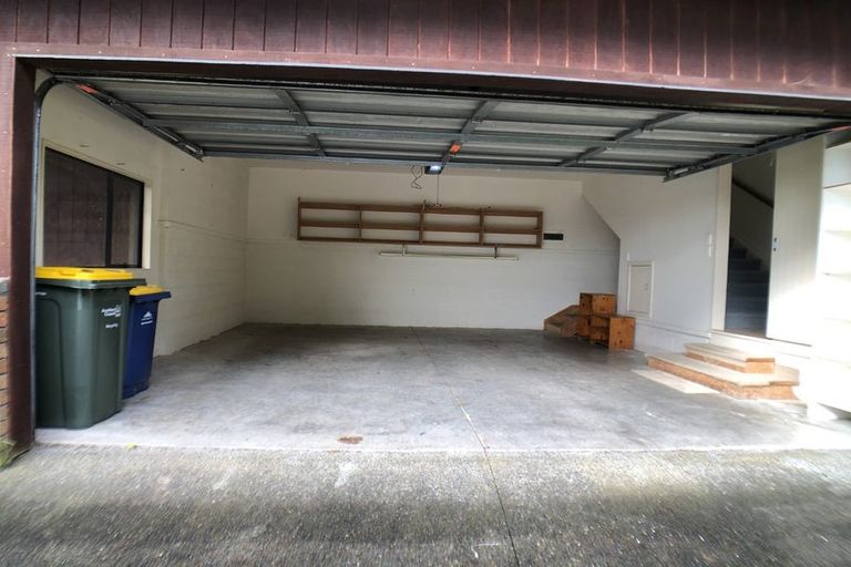 Photo of property in 12 Springwater Vale, Unsworth Heights, Auckland, 0632