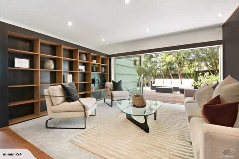 Photo of property in 8a Wairata Place, Te Atatu South, Auckland, 0610