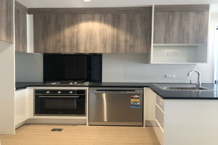 Photo of property in 4/21 Akoranga Drive, Northcote, Auckland, 0627