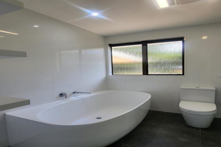 Photo of property in 4 Kayle Glen, West Harbour, Auckland, 0618