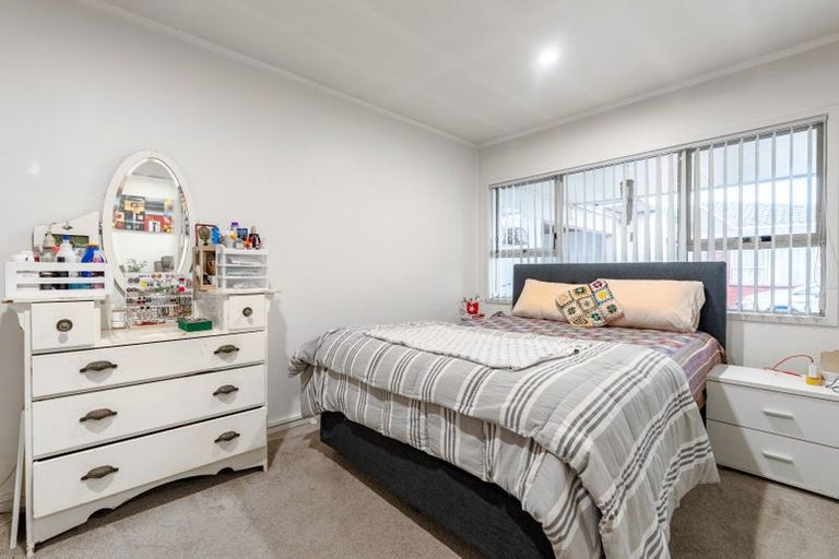 Photo of property in 4/6 Ray Small Drive, Papakura, 2110