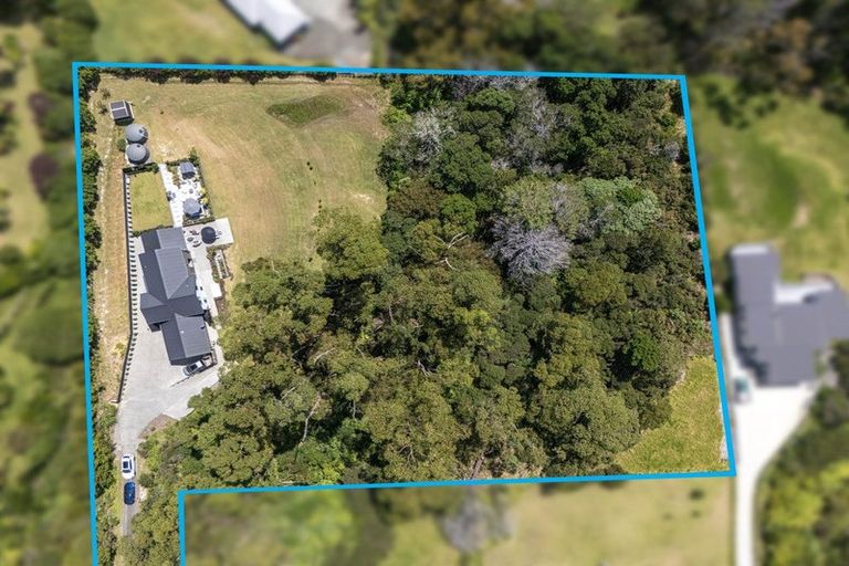Photo of property in 8 Roberts Road, Matakatia, Whangaparaoa, 0930