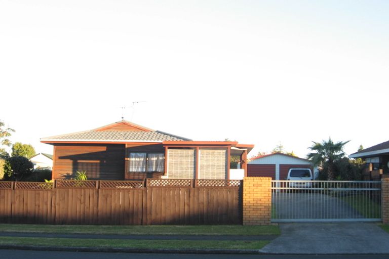 Photo of property in 10 Hadley Wood Drive, Wattle Downs, Auckland, 2103