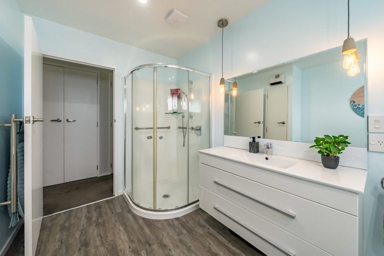 Photo of property in 32 King Charles Drive, Kingsley Heights, Upper Hutt, 5018