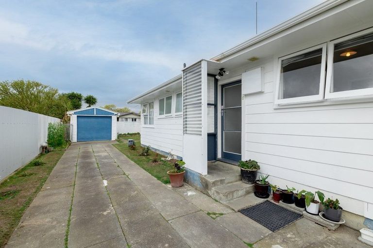 Photo of property in 19 Halswell Crescent, Westbrook, Palmerston North, 4412