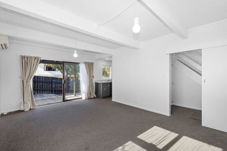 Photo of property in 128 Akaroa Drive, Maupuia, Wellington, 6022