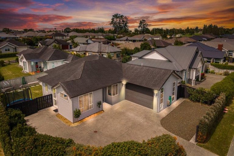 Photo of property in 1 Aporo Drive, Kumeu, 0810