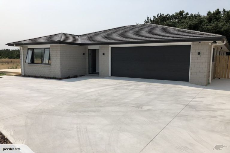 Photo of property in 13 Oxnam Place, Foxton Beach, Foxton, 4815