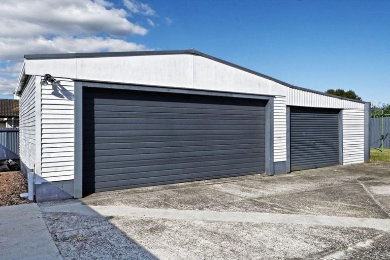 Photo of property in 15 Bodi Place, Te Atatu South, Auckland, 0610