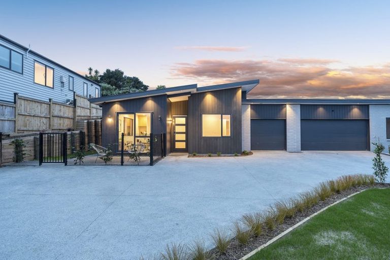 Photo of property in 42 Paparahi Place, Wainui, 0992