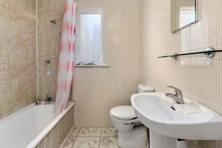 Photo of property in 35 Bayview Road, Browns Bay, Auckland, 0630