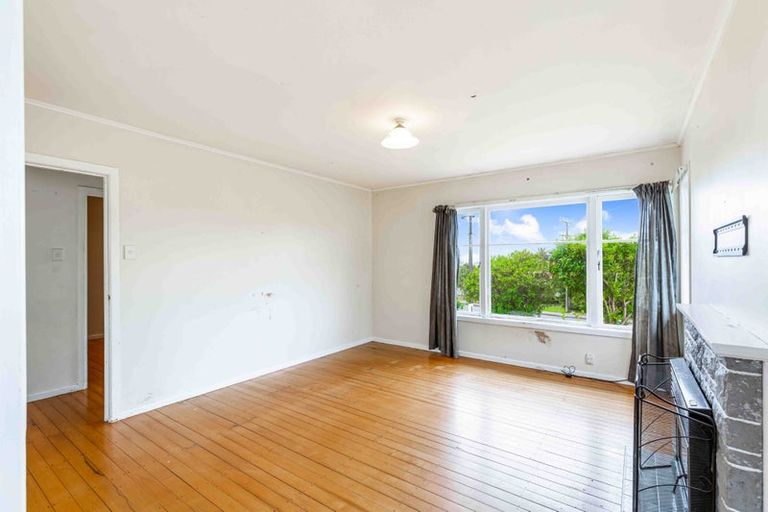 Photo of property in 18 Vodanovich Road, Te Atatu South, Auckland, 0610