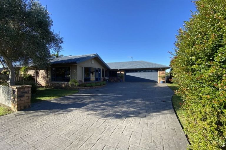 Photo of property in 2 Sunset Drive, Pukekohe, 2120