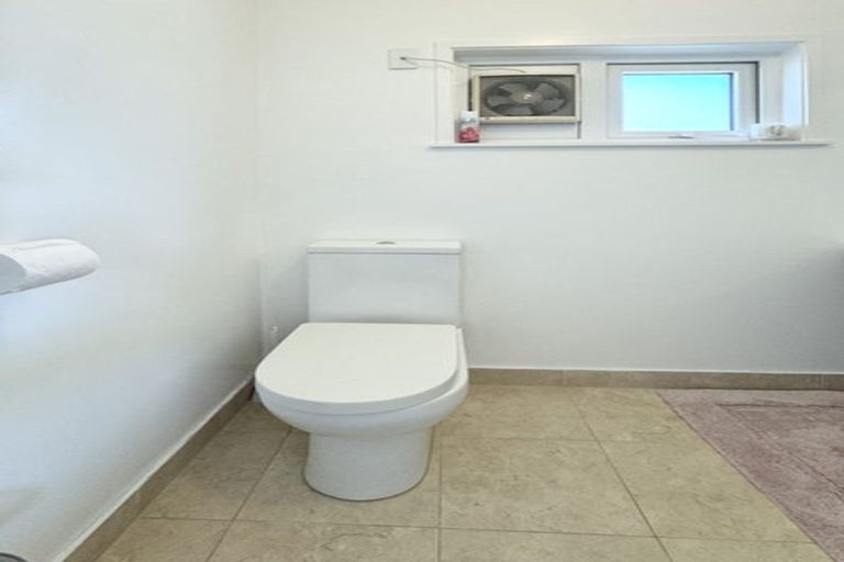 Photo of property in 1/5 Finn Place, Totara Vale, Auckland, 0629