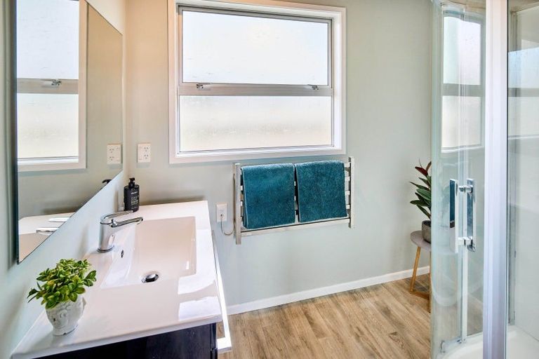 Photo of property in 104 Renown Road, Raumati South, Paraparaumu, 5032