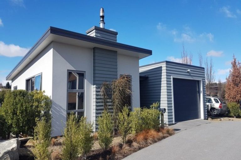 Photo of property in 2 Kahu Close, Wanaka, 9305
