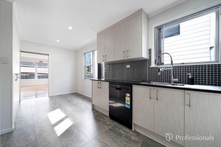 Photo of property in 17 Kohinoor Avenue, Mangere, Auckland, 2022