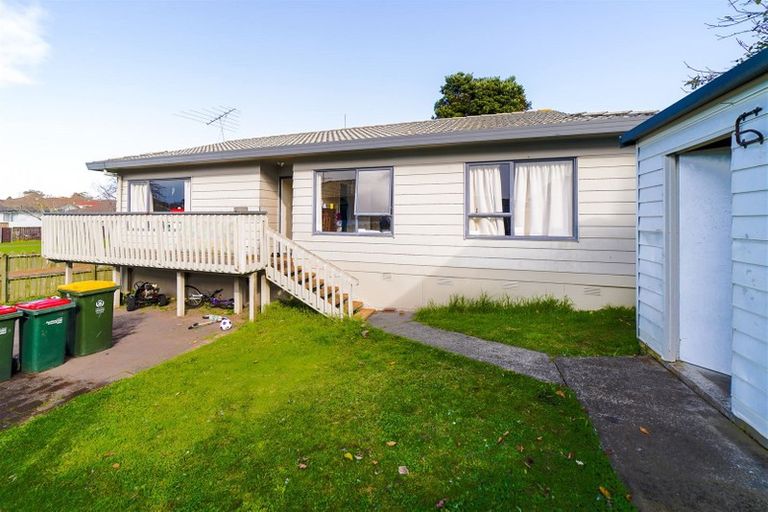 Photo of property in 2/73 Etherton Drive, Weymouth, Auckland, 2103