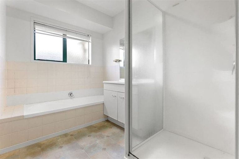 Photo of property in 5 Gerona Crescent, Hillpark, Auckland, 2102