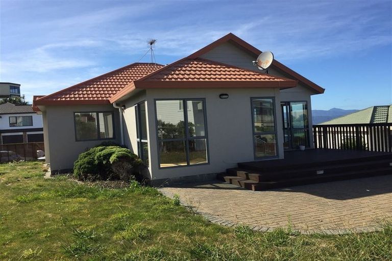 Photo of property in 73 Dress Circle, Newlands, Wellington, 6037