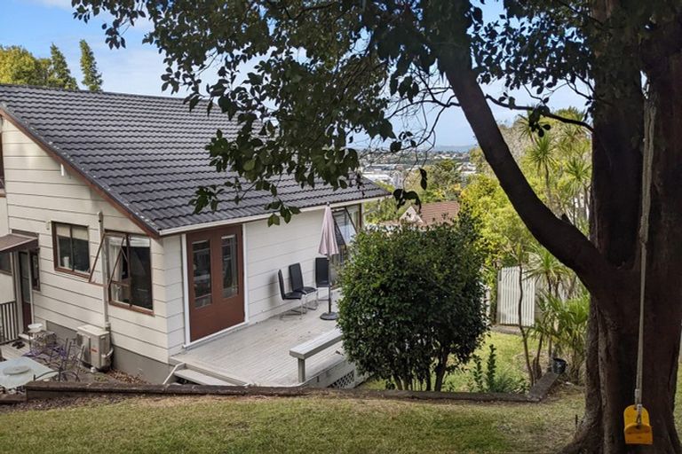 Photo of property in 2/74 Ayton Drive, Totara Vale, Auckland, 0629