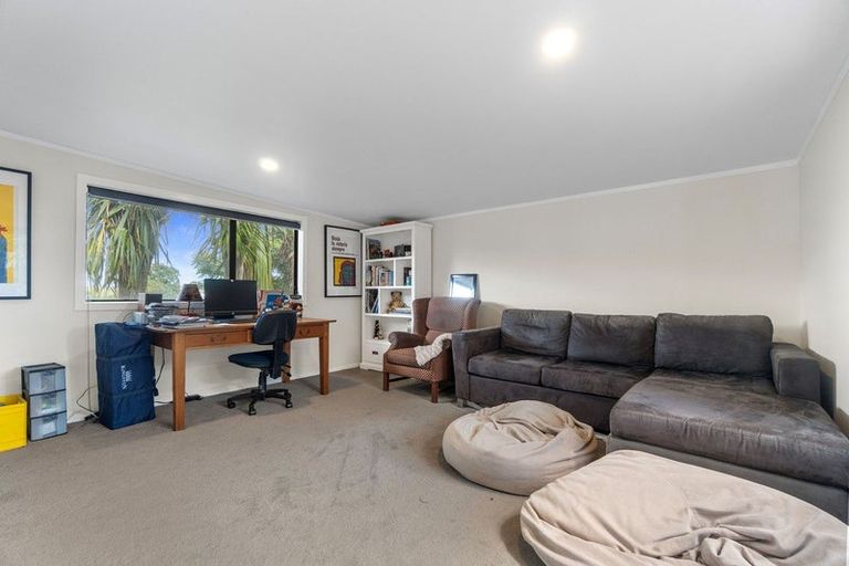 Photo of property in 16 Hawke Place, Pukekohe, 2120