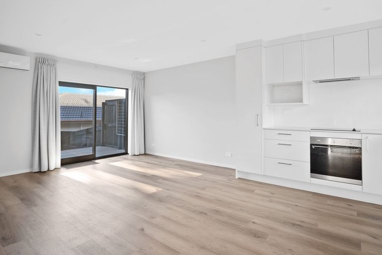 Photo of property in 10/15 Sunhill Road, Sunnyvale, Auckland, 0612