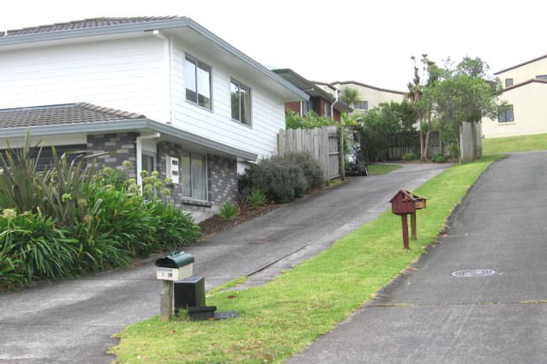 Photo of property in 2/16 Stoneleigh Court, Sunnynook, Auckland, 0632