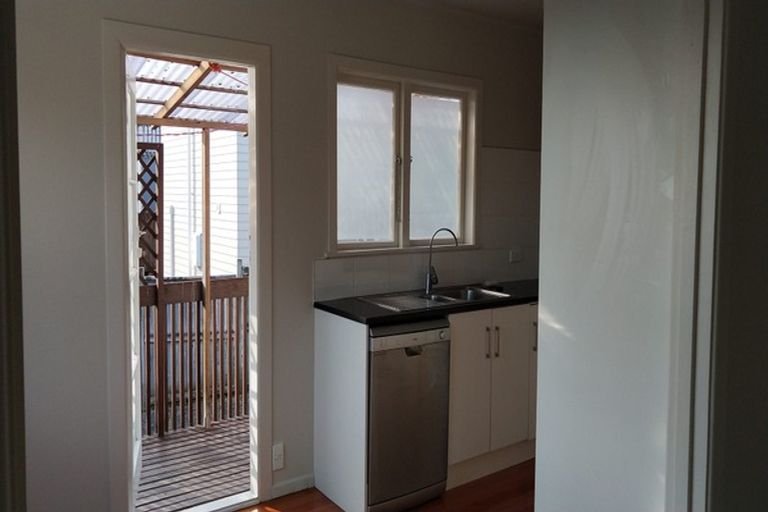 Photo of property in 14 Woodstock Road, Forrest Hill, Auckland, 0620