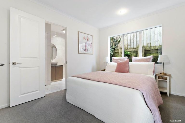 Photo of property in 11a Gerwyn Place, Pakuranga Heights, Auckland, 2010