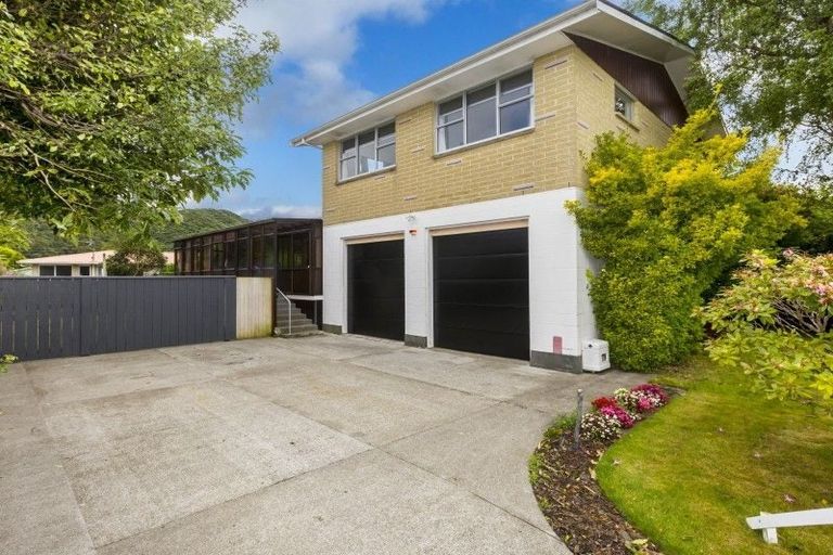 Photo of property in 15 Haylock Grove, Totara Park, Upper Hutt, 5018