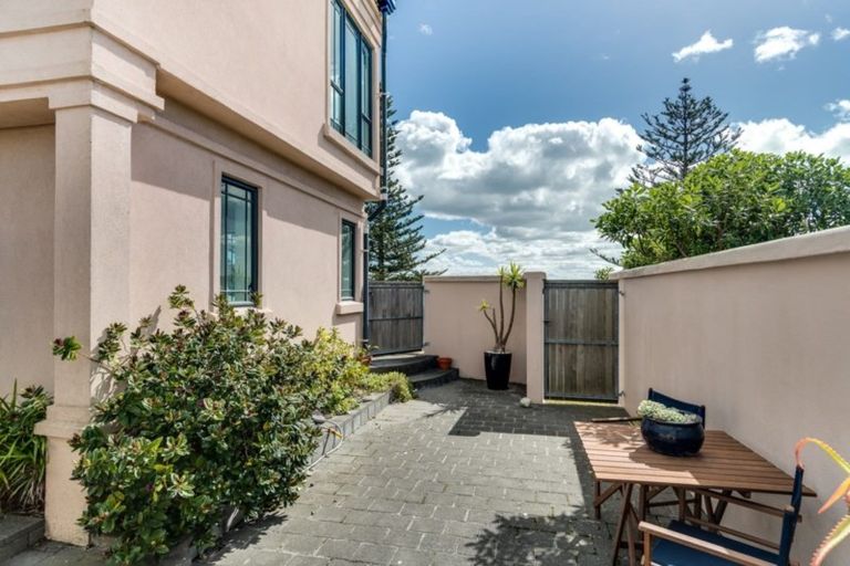 Photo of property in 1/3 Charles Street, Westshore, Napier, 4110