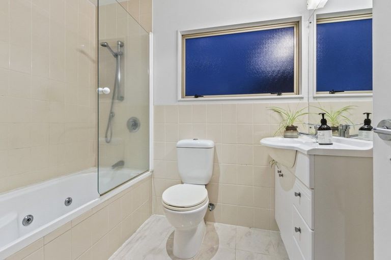 Photo of property in 2/30 Manu Place, Pinehill, Auckland, 0632