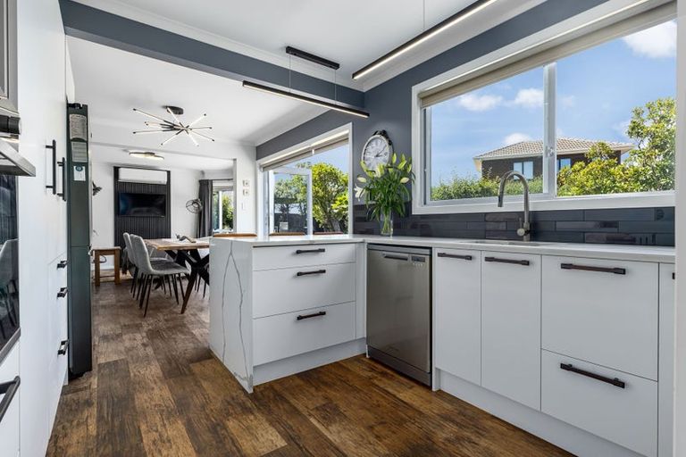 Photo of property in 4 Nuhaka Place, Paraparaumu Beach, Paraparaumu, 5032