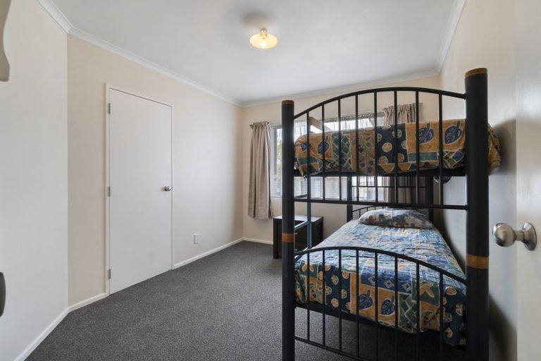 Photo of property in 8 Sunshine Place, Kelvin Grove, Palmerston North, 4414